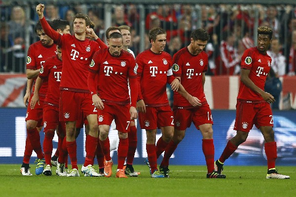 Los jugadores del Bayern Munich celebran junto a Thomas Müller, quien marcó contra Bremen. (Foto Prensa Libre: AP)