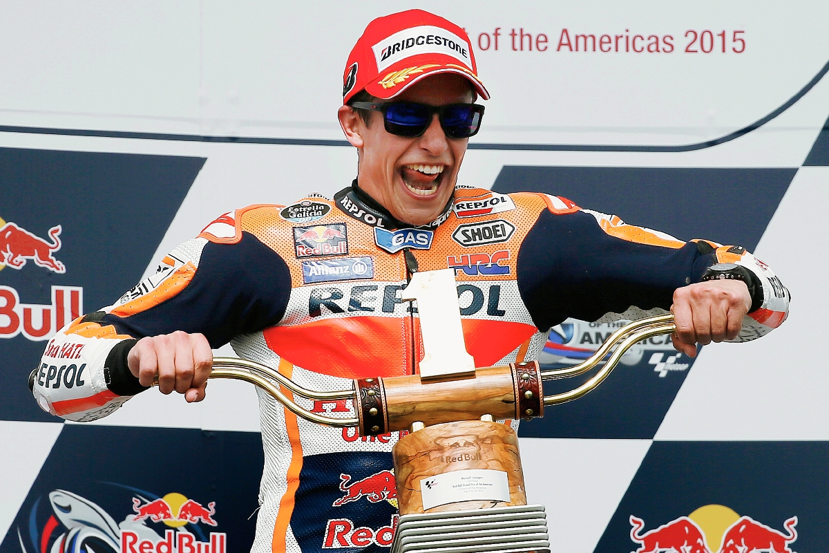 Márquez celebra en el podio su triunfo este domingo. (Foto Prensa Libre:AP)