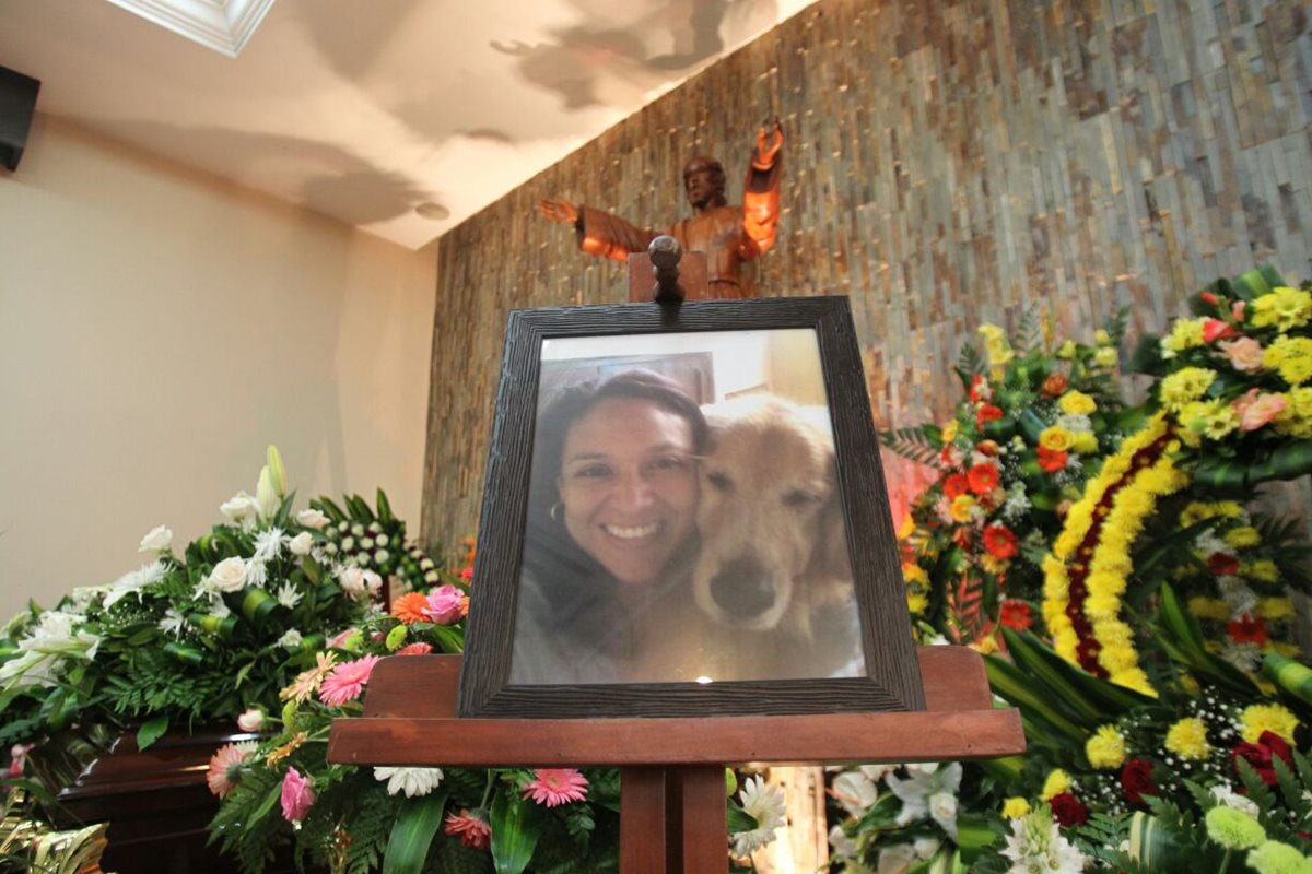 Dilia Carolina Teos Figueroa es velada por sus familiares, luego de ser hallada muerta el lunes pasado. (Foto Prensa Libre: Érick Ávila)