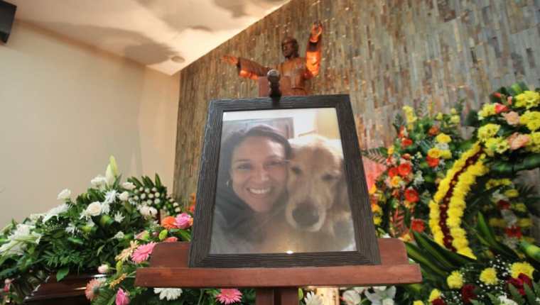 Dilia Carolina Teos Figueroa es velada por sus familiares, luego de ser hallada muerta el lunes pasado. (Foto Prensa Libre: Érick Ávila)