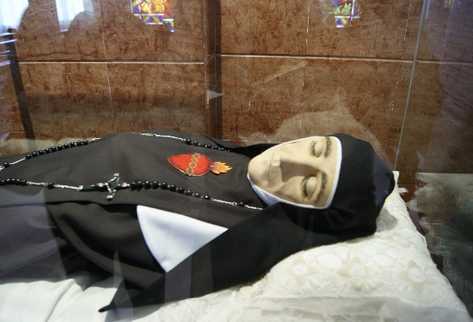 El cuerpo de sor Encarnación Rosal se encontró intacto después de 115 años de su muerte. Fue beatificada en 1997.