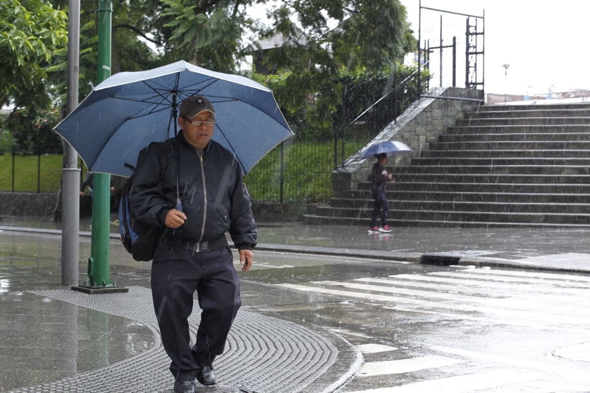 Ante las fuertes lluvias lo mejor es abrigarse y llevar consigo un paraguas.  (Foto Prensa Libre: Hemeroteca PL)