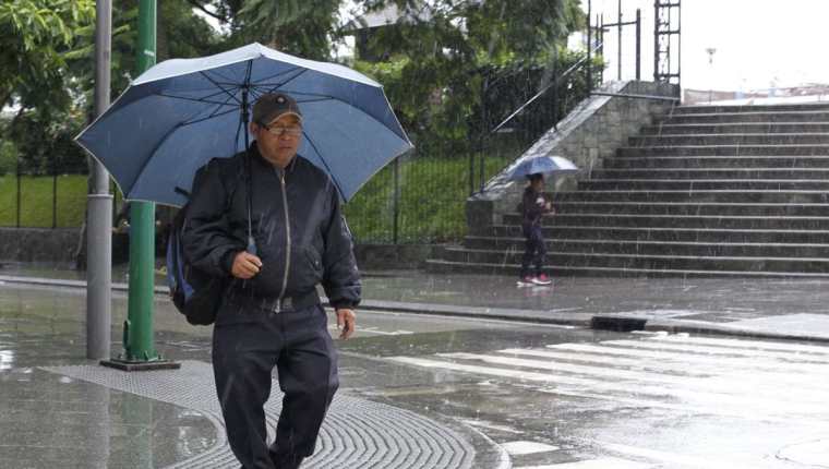 Ante las fuertes lluvias lo mejor es abrigarse y llevar consigo un paraguas.  (Foto Prensa Libre: Hemeroteca PL)