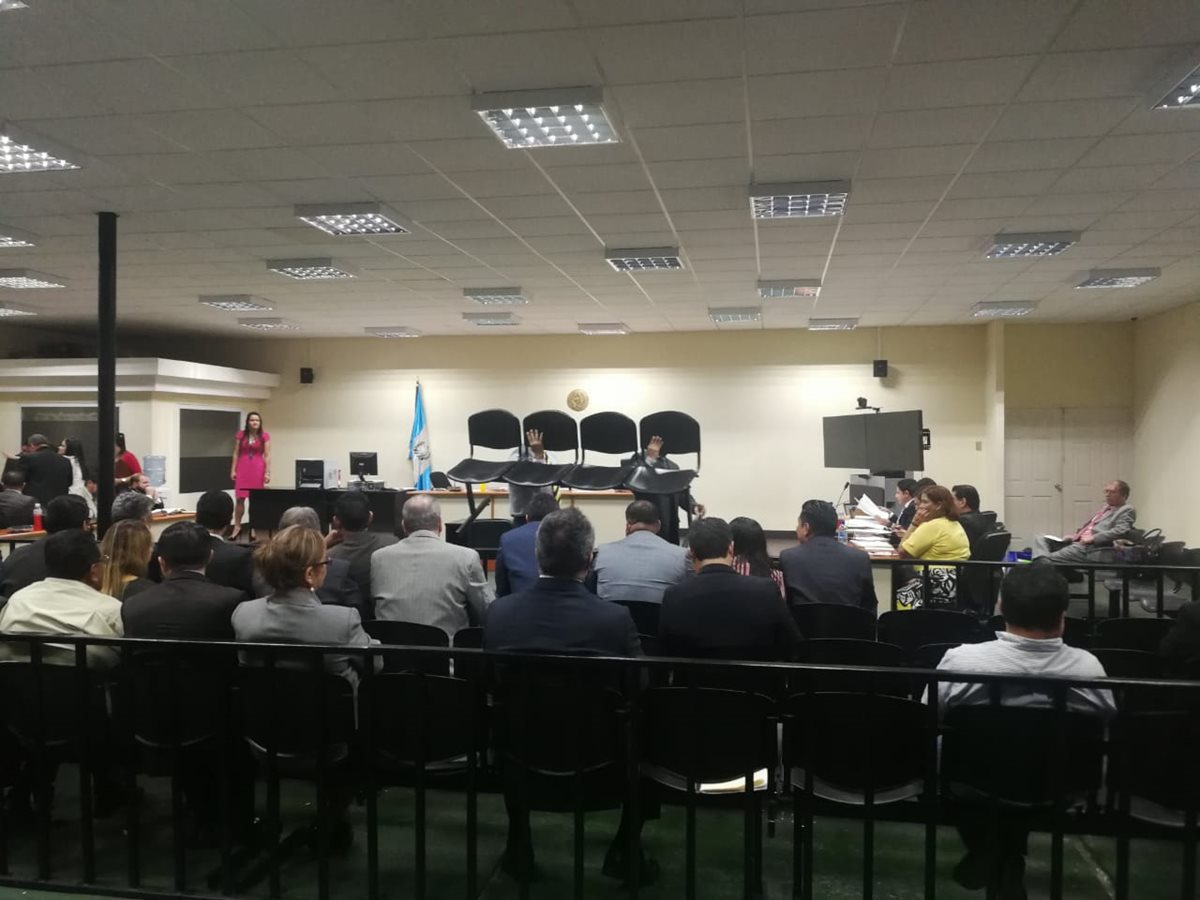 Durante la audiencia una silla se rompió y provocó que varios abogados defensores cayeran al suelo. (Foto Prensa Libre: Javier Lainfieta)