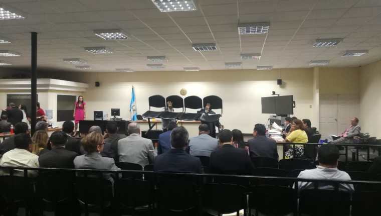 Durante la audiencia una silla se rompió y provocó que varios abogados defensores cayeran al suelo. (Foto Prensa Libre: Javier Lainfieta)
