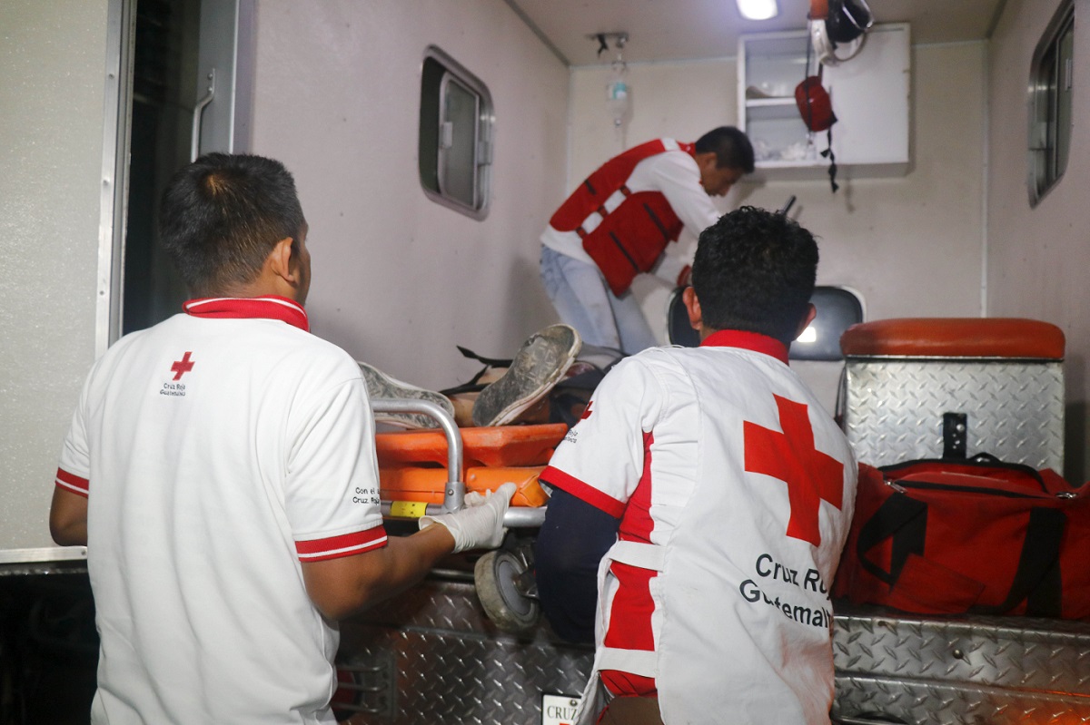 Socorristas de Cruz Roja trasladan a Carlos Ovidio Vicente hacia la emergencia del Hospital Nacional de Retalhuleu. (Foto Prensa Libre: Rolando Miranda)