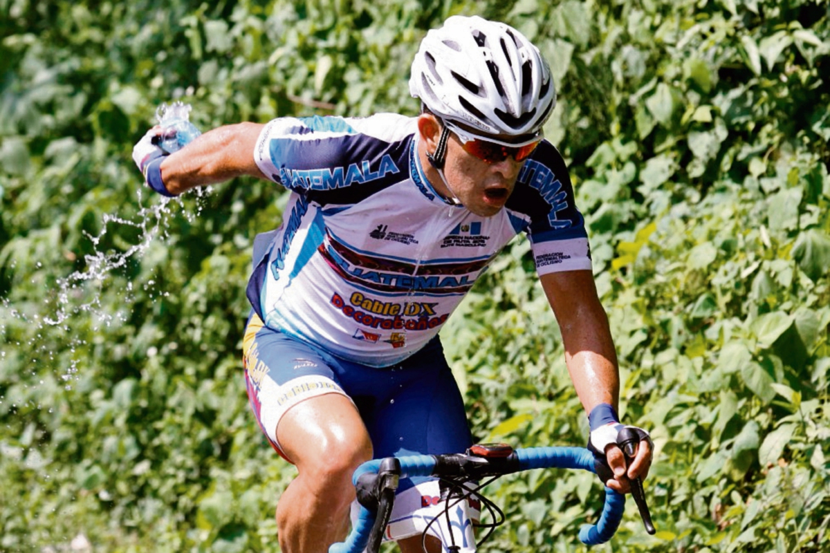 El esfuerzo de Manuel Rodas en el ascenso fue visible. La dura montaña acabó con el pedalista. (Foto Prensa Libre. Norvin Mendoza)