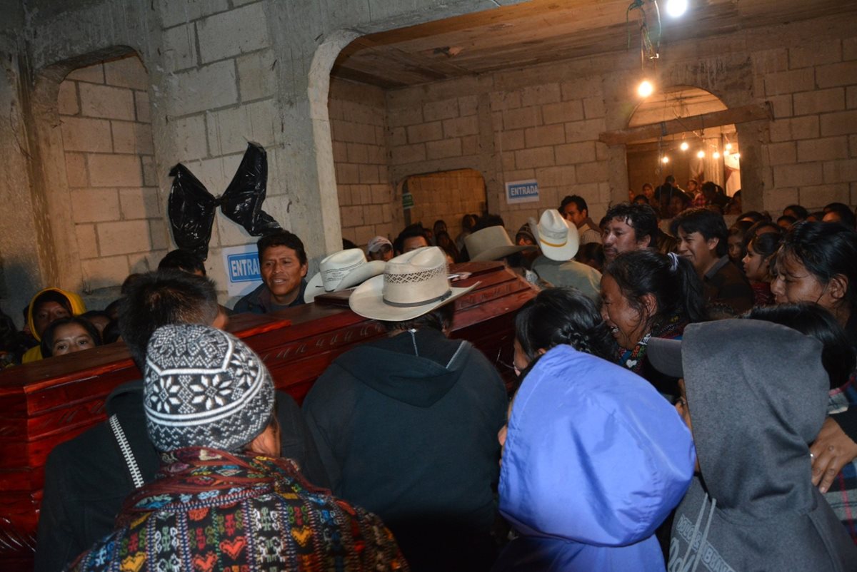 Vecinos de la cabecera de Sololá cargan el féretro de Doris Bocel Cúmes, luego de su muerte en alud de El Cambray 2. (Foto Prensa Libre: Édgar René Sáenz)