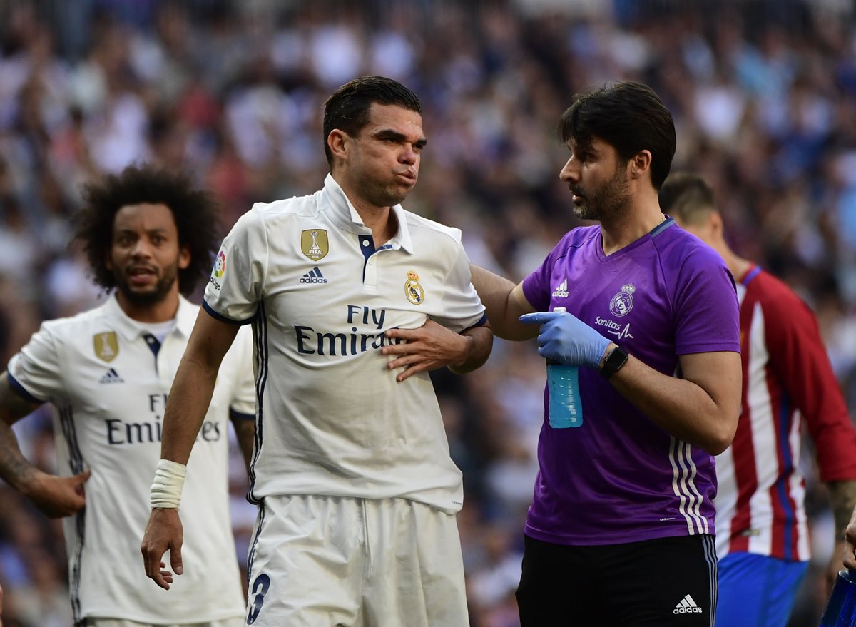 Pepe se rompió dos costillas durante el derbi de Madrid, el sábado. (Foto Prensa Libre: AFP)