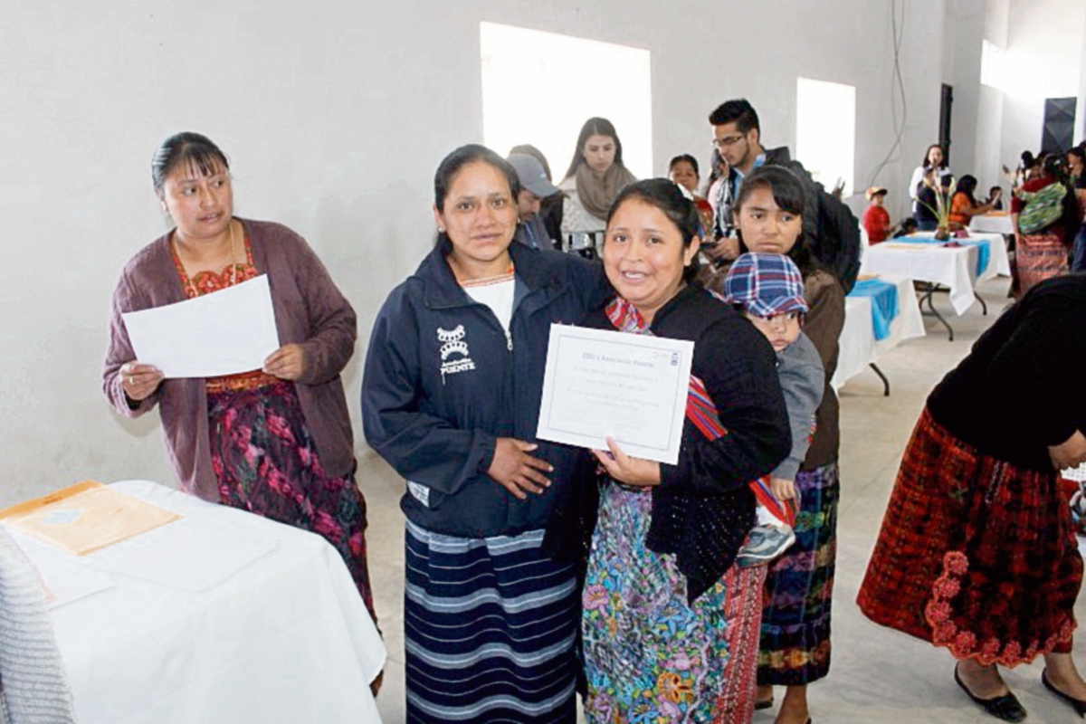 PARTICIPANTES muestran  diploma de capacitación, en Santa Apolonia, Chimaltenango. (Foto Prensa Libre: Víctor Chamalé)