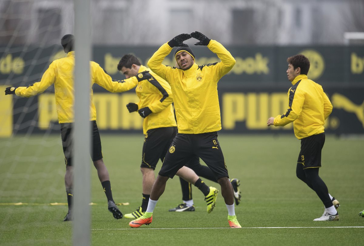 El delantero Pierre-Emerick Aubameyang será de las opciones que el Borussia tenga frente al Benfica. (Foto Prensa Libre: AFP)