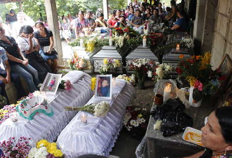Varias víctimas son veladas a la vez en medio del dolor de la población (Foto Prensa Libre: Fernando García)
