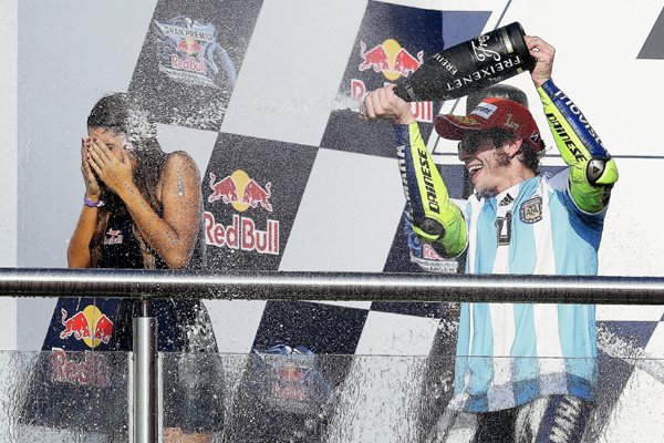 El piloto Valentino Rossi celebró con la camiseta de Diego Armando Maradona. (Foto Prensa Libre: AP).