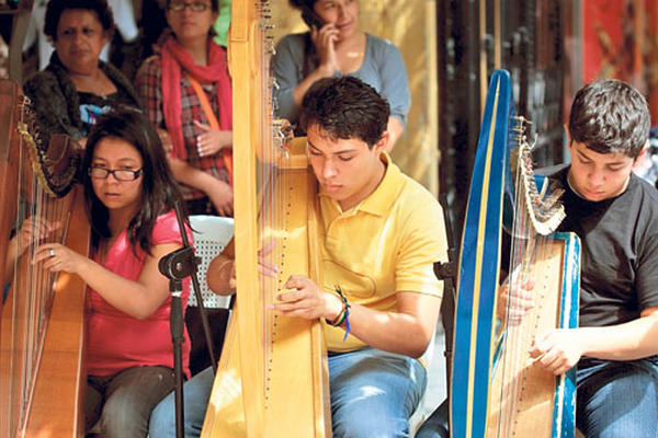 Músicos del colectivo Arpas en Armonía, bajo la dirección de la maestra Brendy Boj, ofrecen un concierto en la 6a. avenida y 8a. calle, zona 1. (Foto Prensa Libre: Archivo)