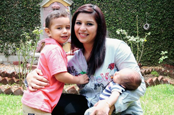 Maria Castellanos junto a sus dos hijos Jesús, de 3 años, y Ángel. (Foto Prensa Libre: Marcela Morales)