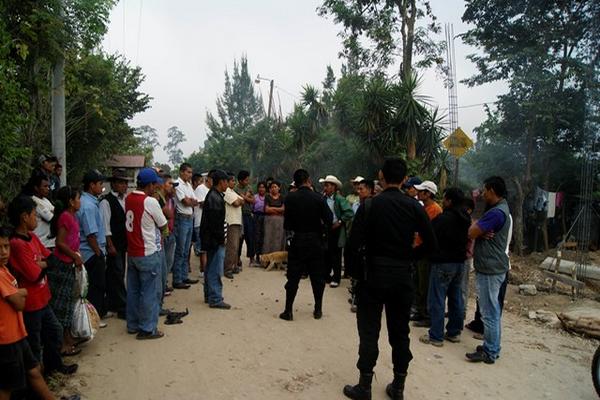 Pobladores de la comunidad de Rabinal denuncian a miembros de la PNC el riesgo que los hizo correr el detenido. (Foto Prensa Libre: Carlos Grave).
