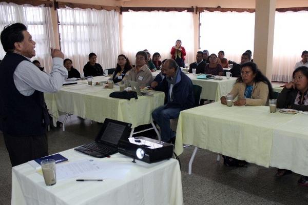 Representante de  organización en salud reproductiva y nutricional de Quiché informa acerca de  escasez de vacunas y presupuesto. (Foto Prensa Libre: Óscar Figueroa)