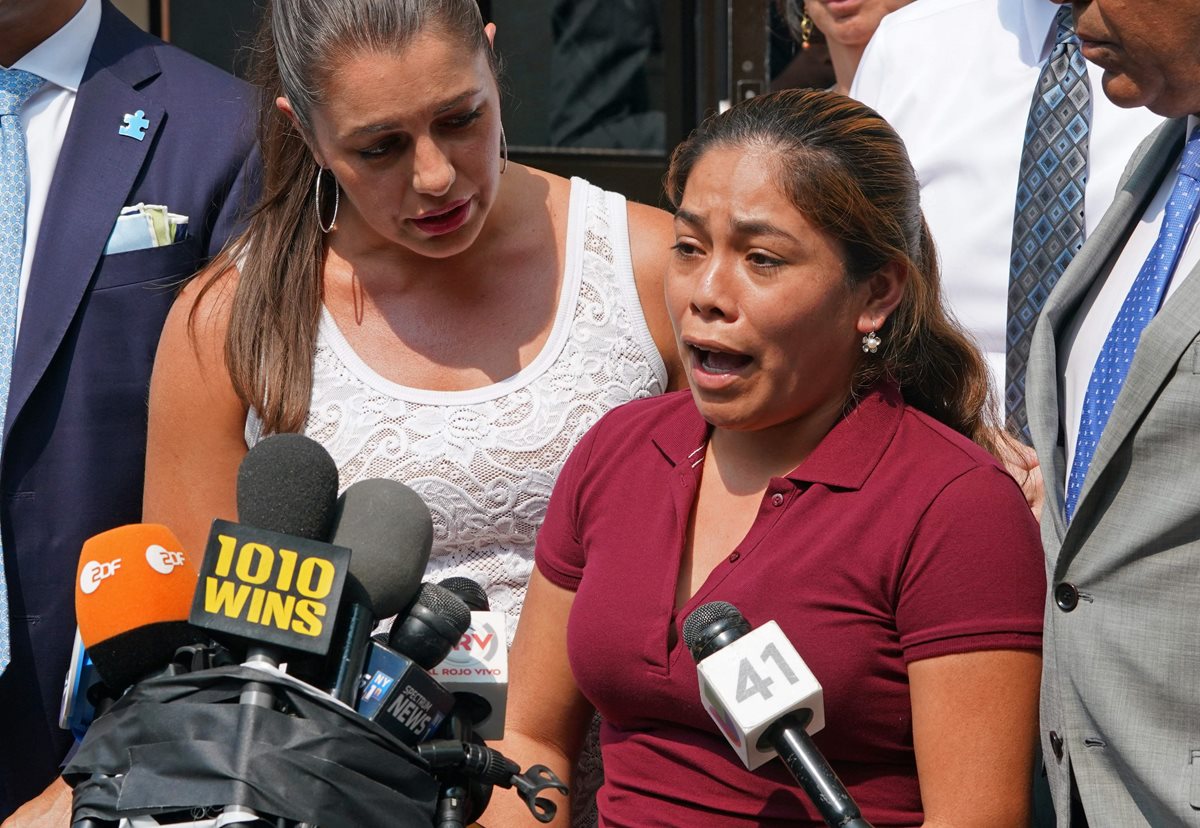 La guatemalteca Yeni Marciela Gonzalez García logró ver a sus hijos después de 45 días desde que fueron separados. (Foto Prensa Libre: AFP)