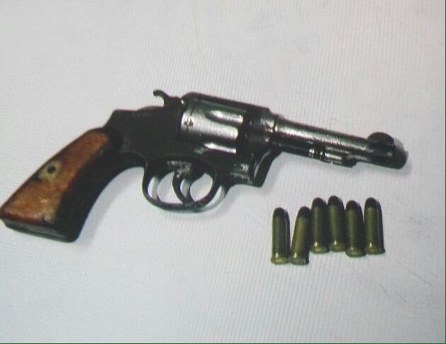 Arma de fuego que dejó abandonada el presunto sicario que se dio a la fuga en Chinautla. Foto Prensa Libre: Gobernación.