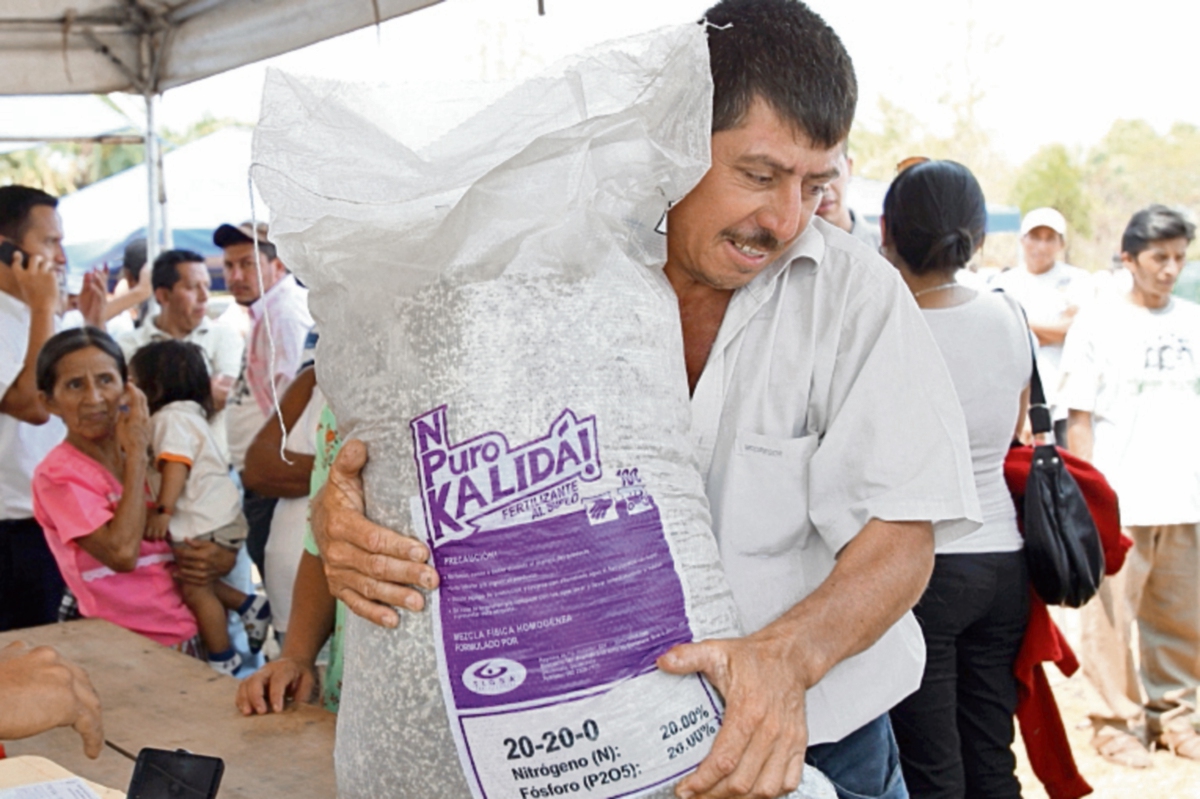 campesinos de escasos recursos recibirán un saco de fertilizante en mayo próximo.
