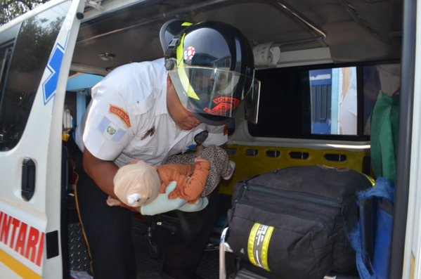Los bomberos trasladaron a la bebé a la emergencia del Hospital San Juan de Dios, se sabe que tendría una herida de bala. (Foto Prensa Libre: CBV)