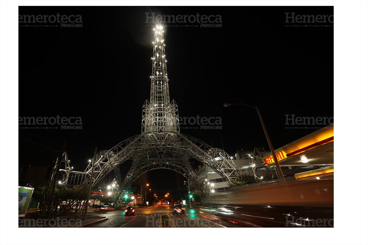 Torre del reformador ubicada en la 7a. avenida y 2a. calle zona 9 de la Ciudad de Guatemala.  Luce con nueva iluminación el 23/11/2017. (Foto Esbin García PL)