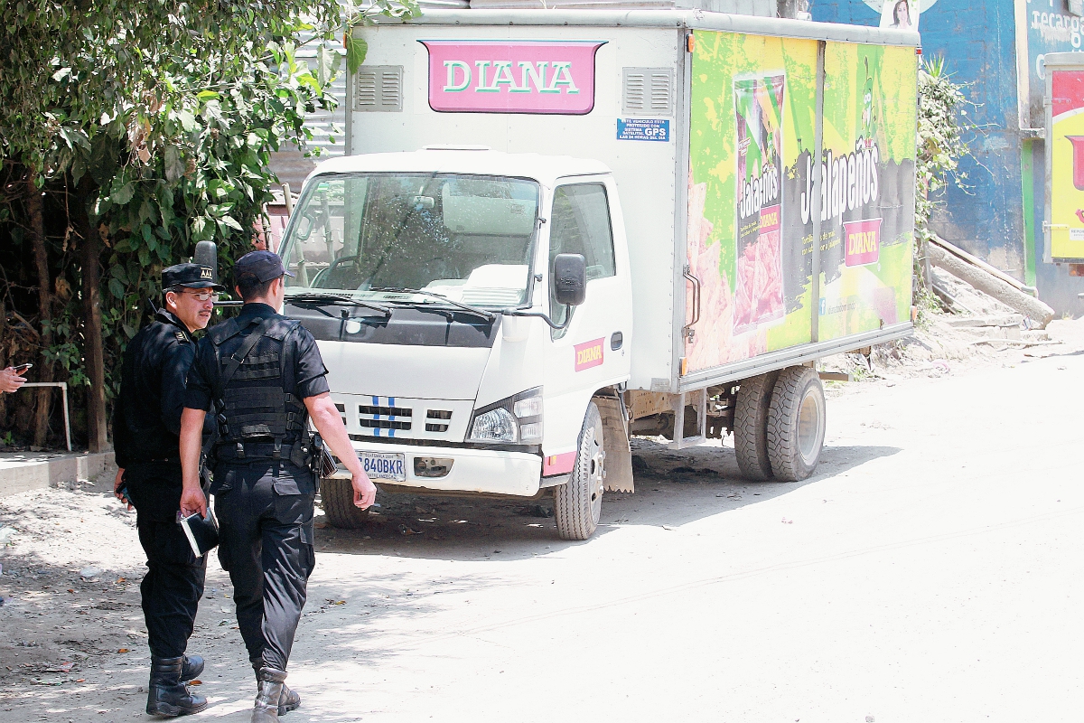 Policías resguardan la escena donde dos jóvenes dispararon en contra de un repartidor de frituras. (Foto Prensa Libre: Estuardo Paredes)