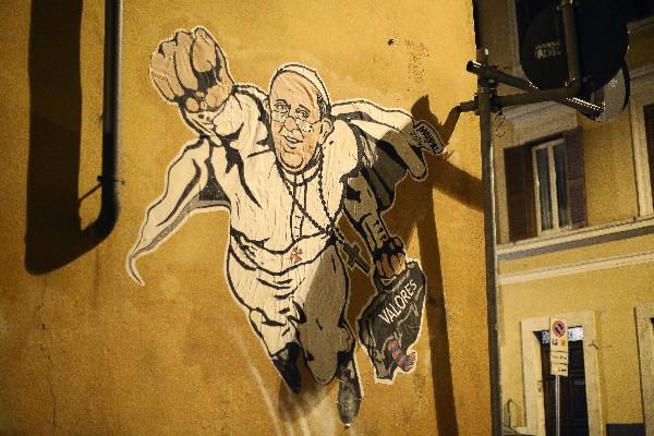 Vista de un grafiti en el que aparece el papa Francisco representado con estética de superhéroe en una calle de Roma (Foto Prensa Libre: EFE)