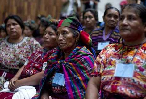 Víctimas del conflicto armado durante la audiencia en el juicio por genocidio. (Foto Prensa Libre: Archivo)