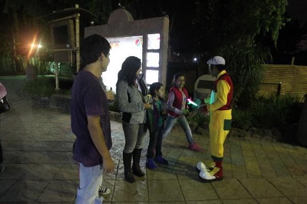 Familias disfrutan de la velada en el zoológico. (Foto Prensa Libre: Keneth Cruz)