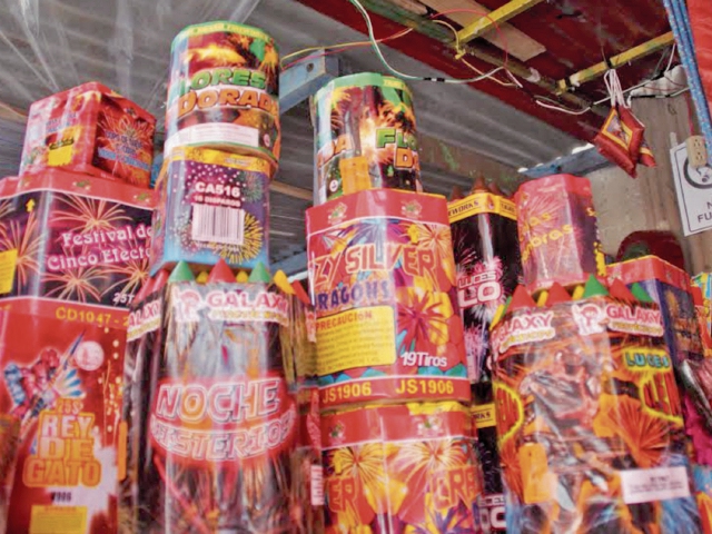 Las conexiones de energía eléctrica que están al descubierto en las ventas de fuegos artificiales representan un peligro para los comerciantes y compradores. (Foto Prensa Libre: Mike Castillo)