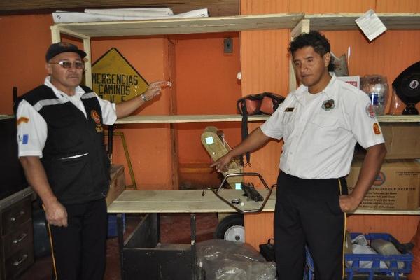 Oficiales  de los Bomberos Voluntarios  muestran lugar del robo.