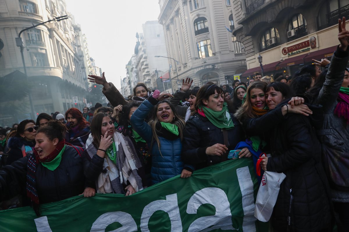 Miles de argentinos festejan la aprobación de la despenalización del aborto por parte de la Cámara de Diputados. (Foto Prensa Libre:EFE).