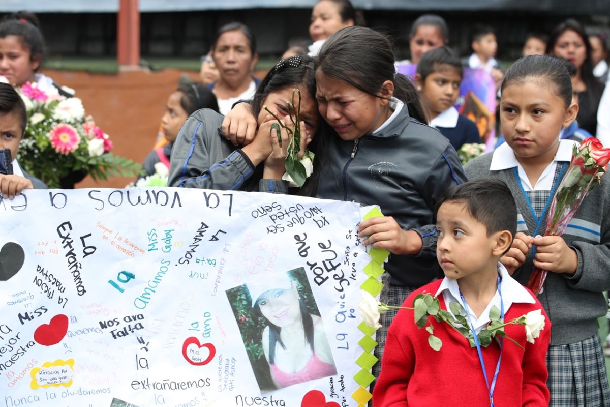 Estudiantes ofrecen ofrenda floral para las víctimas del accidente en San Cristóbal. (Foto Prensa Libre: Paulo Raquec)