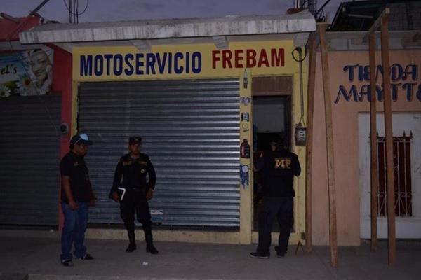 El cadáver de Freddy José Argueta quedó en el interior de su taller de motocicletas ubicado en Asunción Mita. (Foto Prensa Libre: Óscar González)