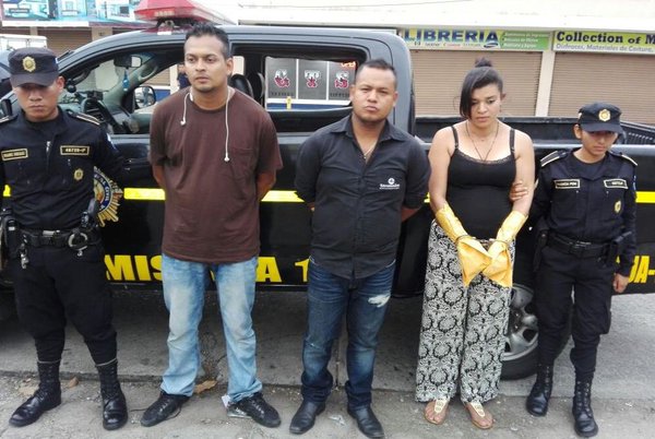 Dos hombres y una mujer, presuntos responsables de matar a un hombre, fueron detenidos por la PNC. (Foto Prensa Libre: PNC)