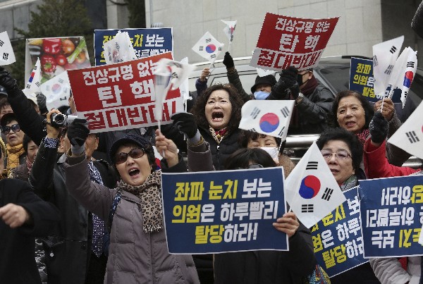 Los manifestantes apoyan al presidente surcoreano, Park Geun-hye, en Seúl. (AP)
