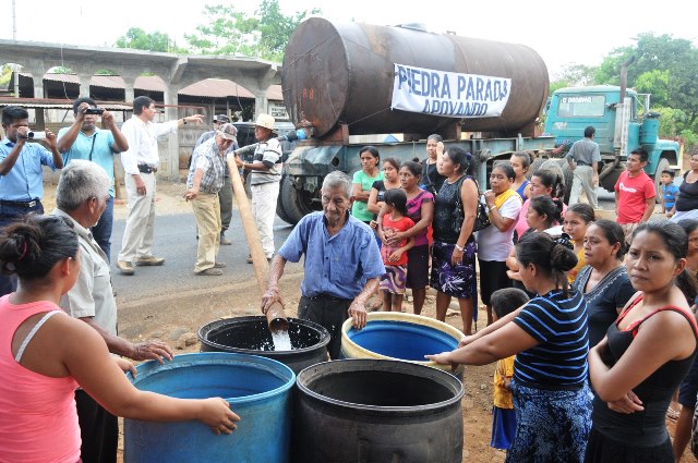 Vecinos de San Rafael Pacayá 2, Coatepeque, Quetzaltenango, se abastecen de cisternas, pues carecen del servicio de agua entubada. (Foto Prensa Libre: Alexander Coyoy)