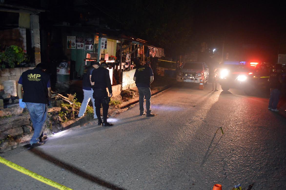 Investigadores recogen evidencias en el lugar donde fue ultimado un ganadero, en Puerto Barrios, Izabal. (Foto Prensa Libre: Dony Stewart)