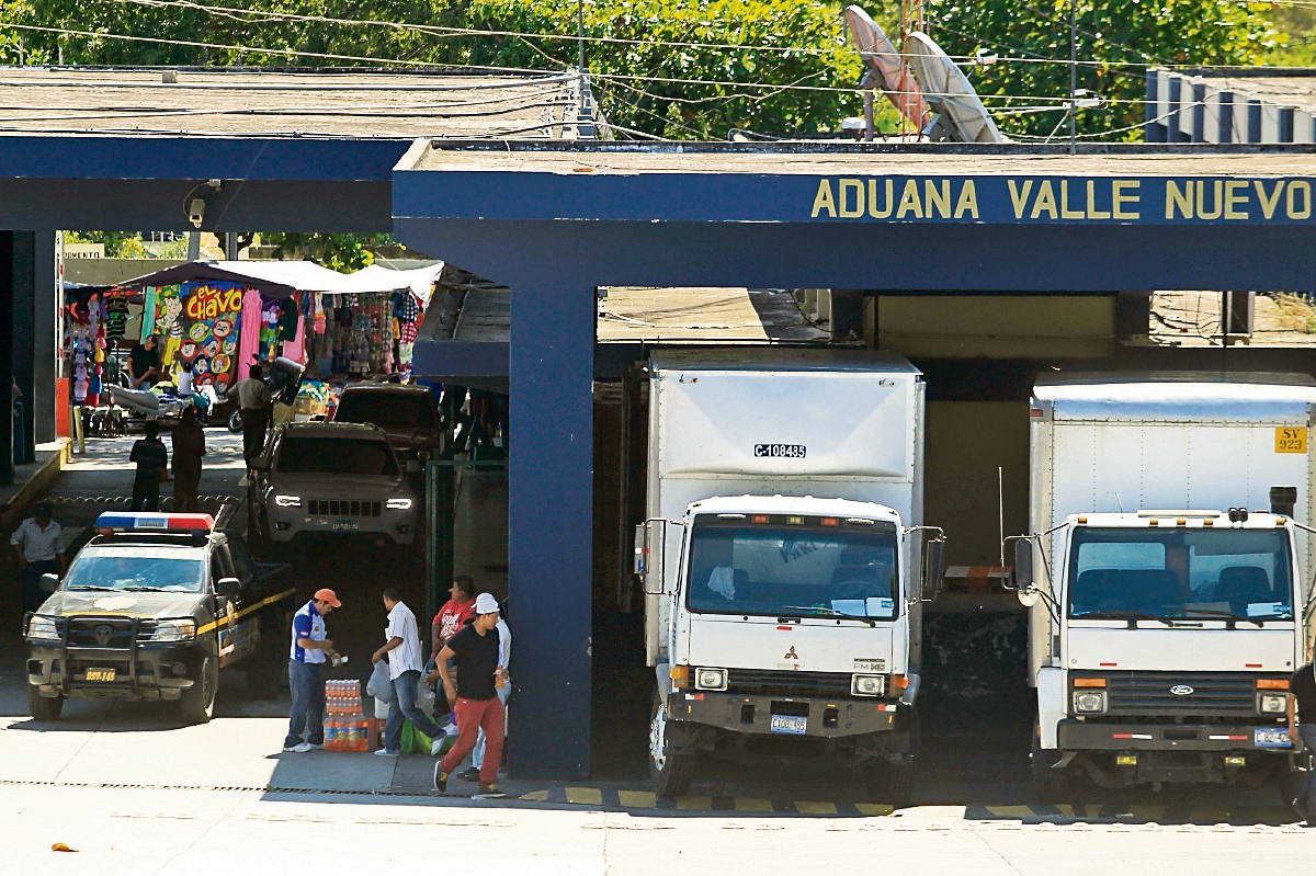 Productos como medicamentos y precursores químicos son los que están presentando mayor atraso en aduanas, según los empresarios. (Foto Prensa Libre: EDWIN BERCIAN)