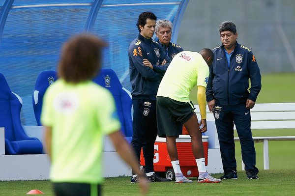 Robinho de la selección brasileña de fútbol muestra su pierna derecha al médico Rodrigo Lasmar (i) durante un entrenamiento de su equipo previo a su participación en la Copa América 2015. (Foto Prensa Libre: EFE)