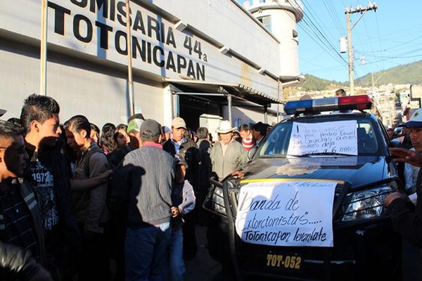 Familiares y vecinos reclaman frente a comisaría que sean trasladados los agentes que no evitaron que un maestro fuera golpeado por reos en Preventivo de Totonicapán. (Foto Prensa Libre: Edgar Domínguez)<br _mce_bogus="1"/>