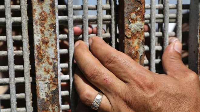 La valla que separa Tijuana de Estados Unidos ha marcado la vida, la identidad y el destino de millones. AFP