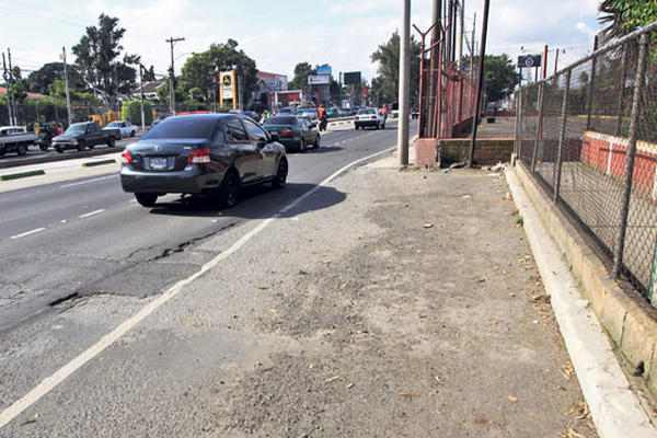 La comuna capitalina no ha podido concluir la ampliación de un carril sobre  la calzada Aguilar Batres debido a que una empresa que se ubica en la 35 calle, zona 11,  no quiere ceder el derecho de vía.