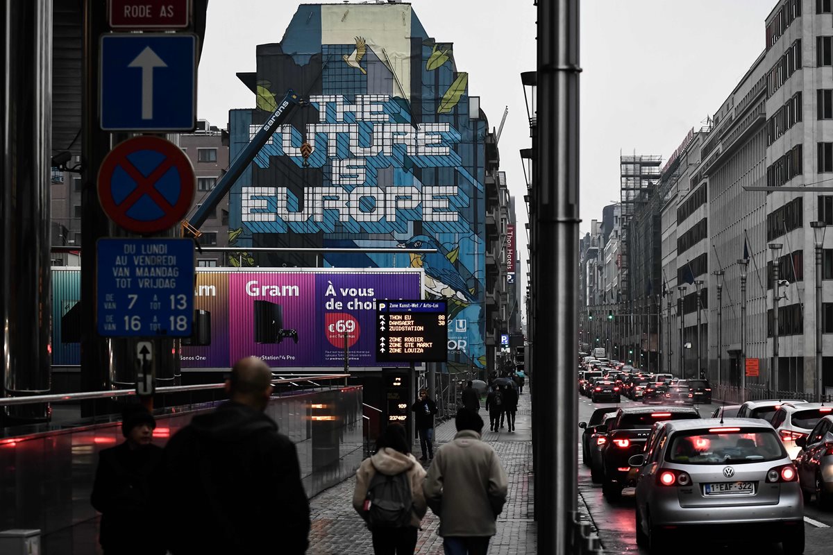 Un mural que dice 'El futuro es Europa' se ve en un edificio fuera de la sede de la Unión Europea en Bruselas (Foto Prensa Libre:AFP)
