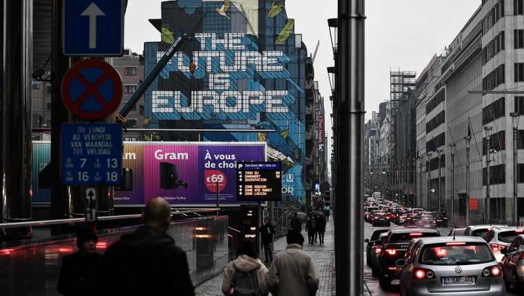 Un mural que dice 'El futuro es Europa' se ve en un edificio fuera de la sede de la Unión Europea en Bruselas (Foto Prensa Libre:AFP)