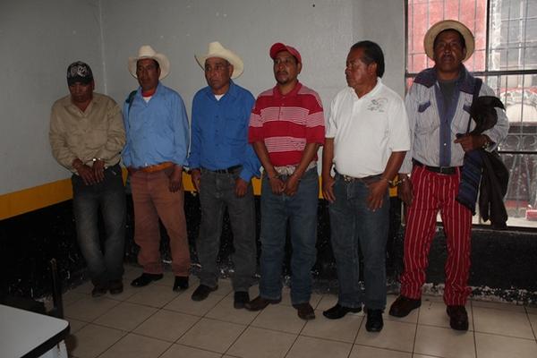 Seis hombres implicados en la retención de agentes policiales y un juez de paz en Huehuetenango fueron capturados este martes. (Foto Prensa Libre: Mike Castillo)