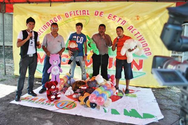 Comunicadores de Tiquisate organizan maratón del juguete para niños pobres de Tiquisate, Escuintla. (Foto Prensa Libre: Felipe Guzmán)<br _mce_bogus="1"/>
