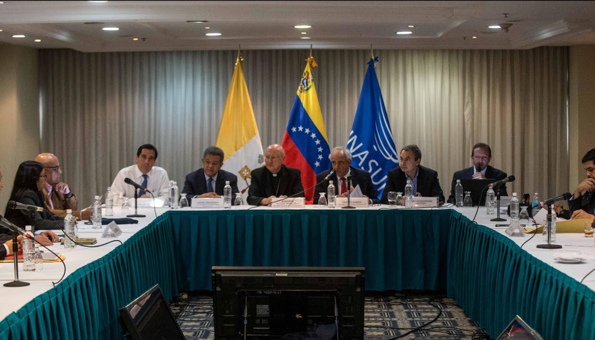 Vista general de representantes de Gobierno de Venezuela y la oposición, con mediadores del Vaticano y Unasur en Caracas, Venezuela.(Foto Prensa Libre: EFE)