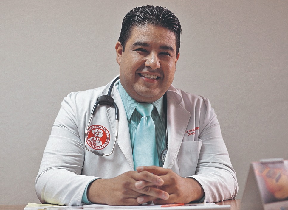 El médico y cirujano Camilo Eduardo Herrera García es el creador y fundador de Médicos a Domicilio que tiene como objetivo llegar a donde el paciente necesite ser atendido. (Foto Prensa Libre: Hemeroteca)